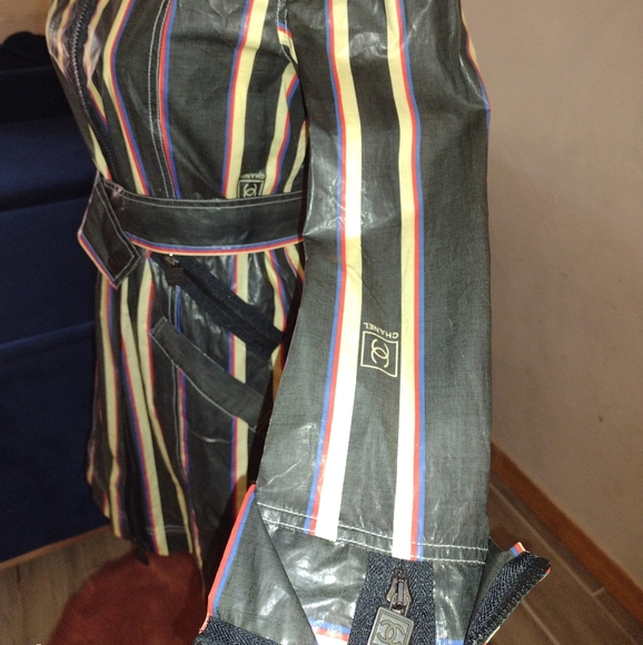 SOLD ♥️CHANEL 2007 Collection Rain Jacket - Picture 7 of 17